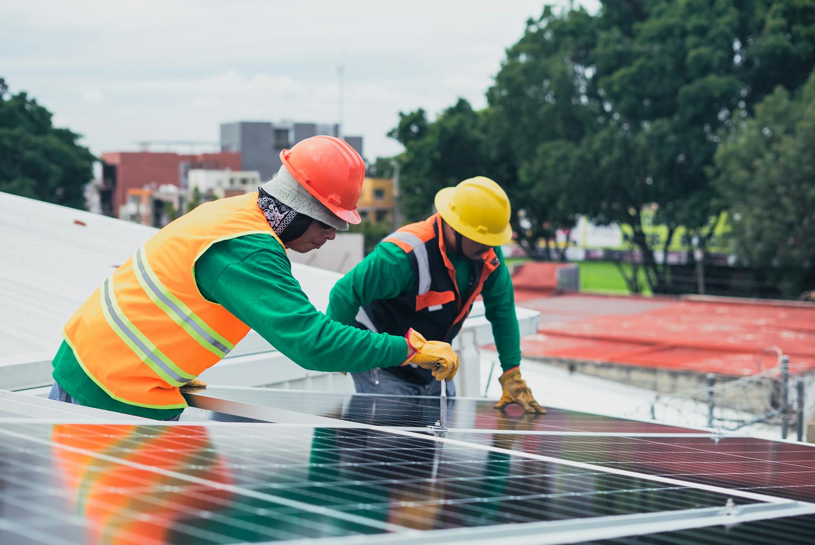Manchester multi-let HQ — 480 kWp + 215 kWh battery